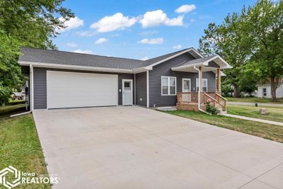 607 W Walnut, Home with 4 bedrooms, 3 bathrooms and 4 parking in Bloomfield IA | Image 1