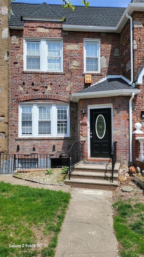 8989 Vanderveer St, Queens Village, NY, 11427-2411 | Card Image
