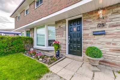 28 Navenby Cres, House attached with 3 bedrooms, 2 bathrooms and 4 parking in North York ON | Image 2