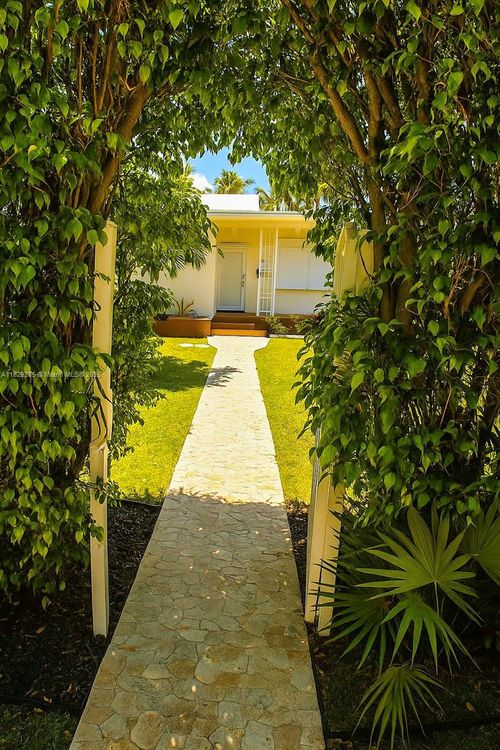 0-1325 Marseille Dr, Miami Beach, FL, 33141-3606 | Card Image