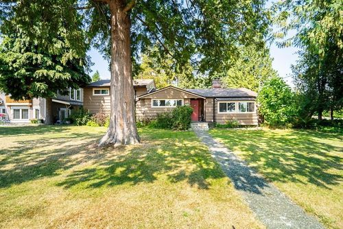 894 E 13th St, North Vancouver, BC, V7L2M9 | Card Image