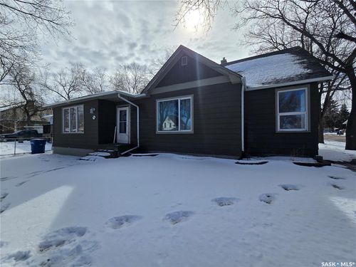 400 4th Ave E, Assiniboia, SK, S0H0B0 | Card Image