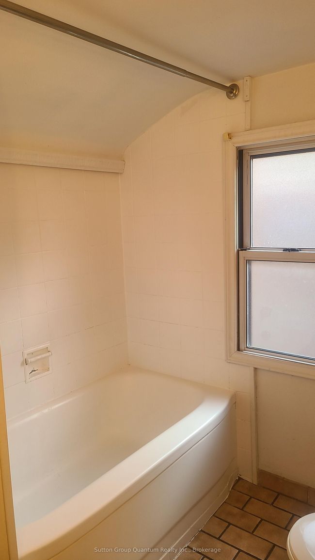 992 Montclair Ave, House other with 5 bedrooms, 3 bathrooms and 2 parking in Hamilton ON | Image 13