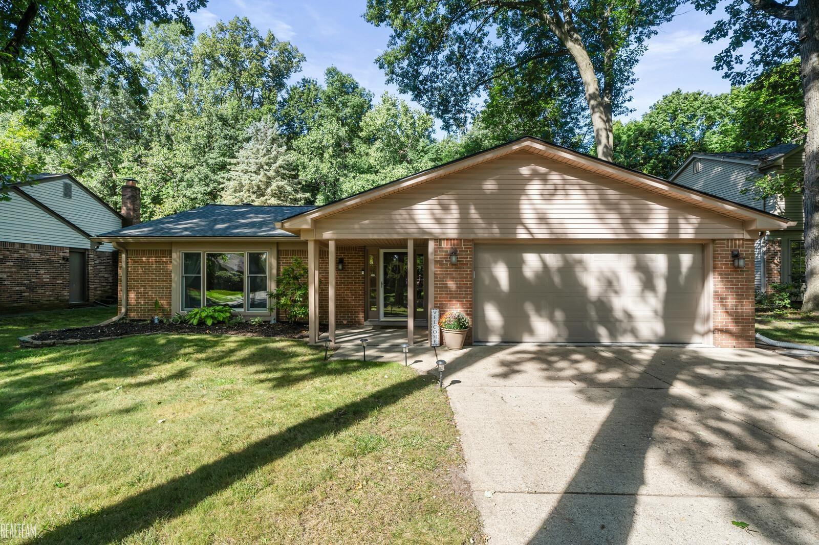 Fairway St, Livonia, MI 48154