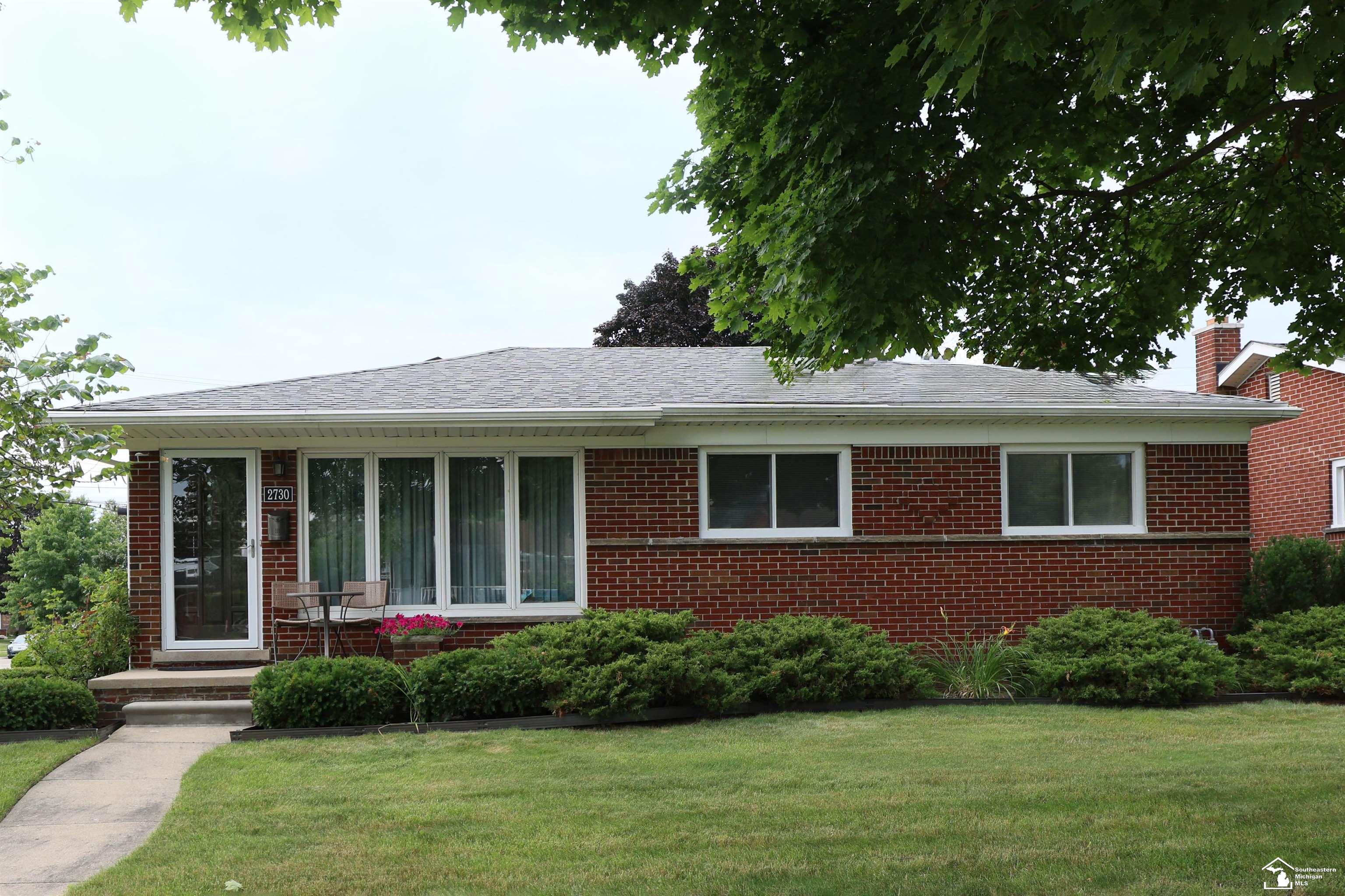 Marian Dr, Trenton, MI 48183