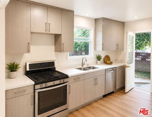 7457 Cozycroft Avenue, Winnetka, CA, 91306 | Card Image