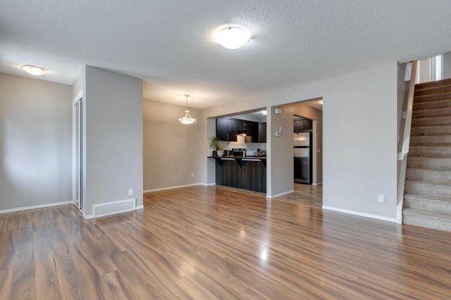960 Windsong Dr Sw, Home with 3 bedrooms, 2 bathrooms and 4 parking in Airdrie AB | Image 8