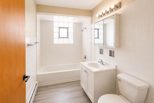 2e-837 Lathrop Ave, Forest Park, IL, 60130-2047 | Card Image