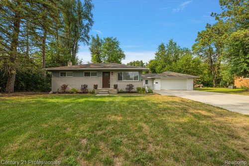 6676 Northview Dr, Clarkston, MI, 48346-1530 | Card Image