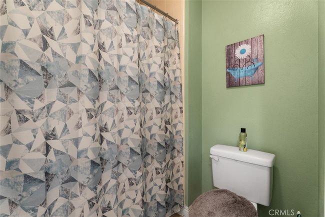 The primary bathroom has a tub/shower | Image 29