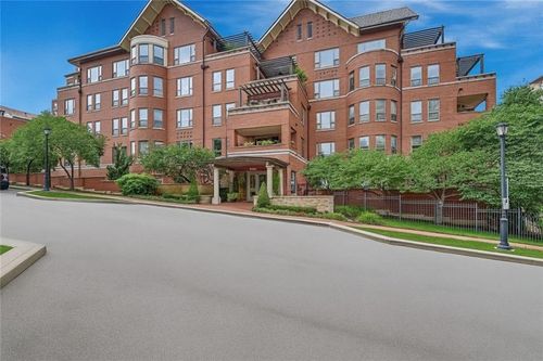 apt-104-4900 Central St, Kansas City, MO, 64112-3703 | Card Image