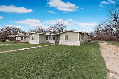 320 Dawson Cir, Grand Prairie, TX, 75051-3051 | Card Image