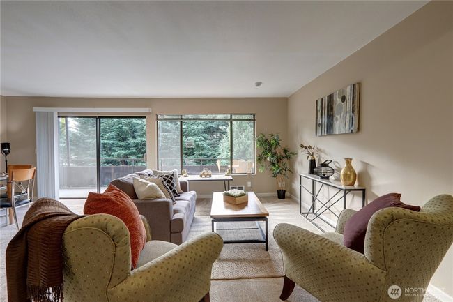 Living room facing south | Image 10