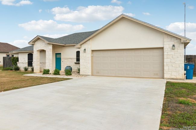 527 Monte Vista Dr, House other with 3 bedrooms, 2 bathrooms and null parking in Pleasanton TX | Image 4