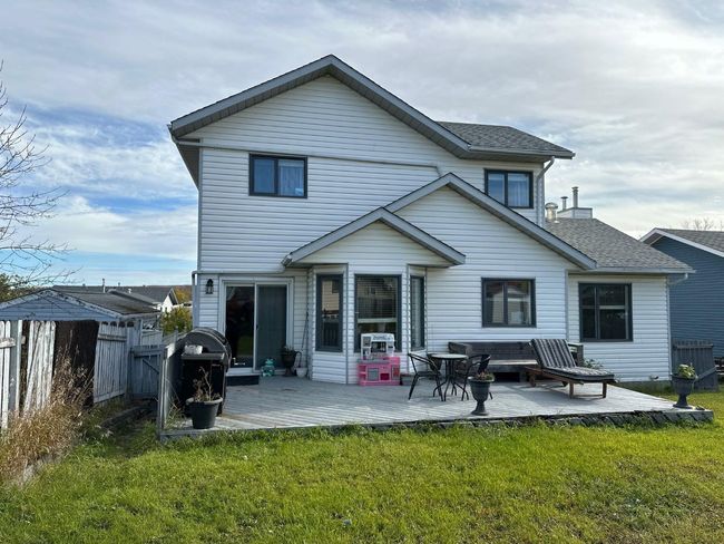 10010 85 Street, Home with 3 bedrooms, 3 bathrooms and 4 parking in Peace River AB | Image 22