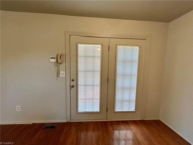 Dining area to deck | Image 4