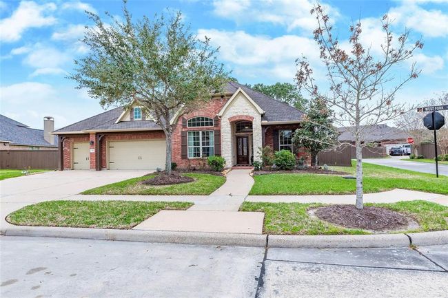 Large front yard space with great curb appeal. | Image 5