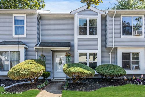 422 Woodlake Manor Dr, Lakewood, NJ, 08701-3707 | Card Image