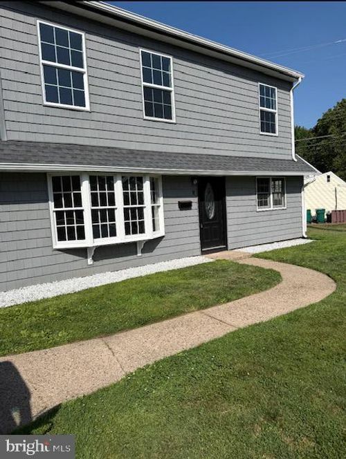 8 Parkside Cir, LEVITTOWN, PA, 19056-3502 | Card Image
