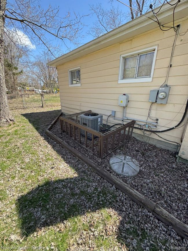 3302 Newton Rd, House other with 3 bedrooms, 2 bathrooms and null parking in Commerce Township MI | Image 7