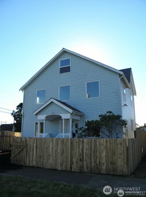 307 N E St, Aberdeen, WA, 98520-2612 | Card Image