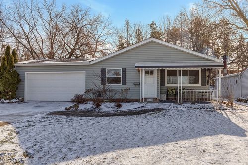 30350 Twin Lakes Dr, Wickliffe, OH, 44092-1152 | Card Image