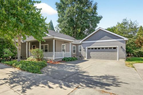 407 Silver Creek Dr, Central Point, OR, 97502-5007 | Card Image