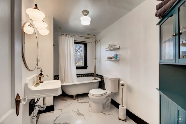 Bathroom Main House | Image 25