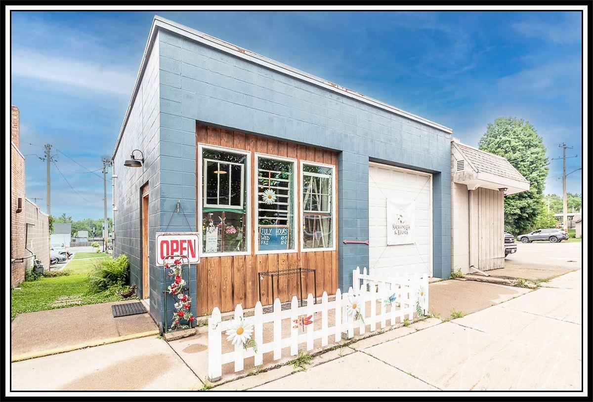 185 E State St, Iola, WI 54945