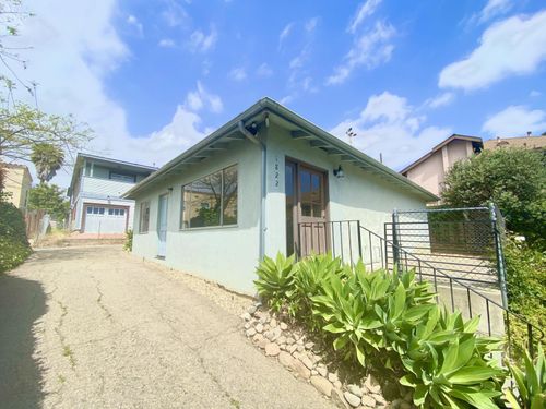 1822 Bath St, Santa Barbara, CA, 93101-2811 | Card Image