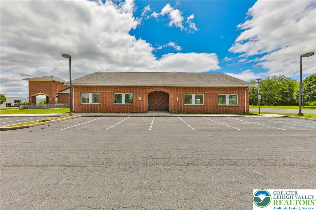 4350 Independence Dr, Schnecksville, PA 18078