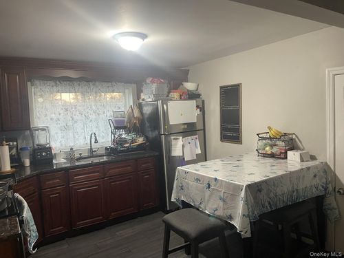 918 10th St, West Babylon, NY, 11704-3814 | Card Image