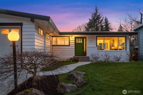 7039 39th Ave Ne, Seattle, WA, 98115-6001 | Card Image