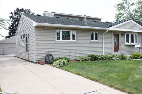 23134 Detour St, Saint Clair Shores, MI, 48082-2027 | Card Image