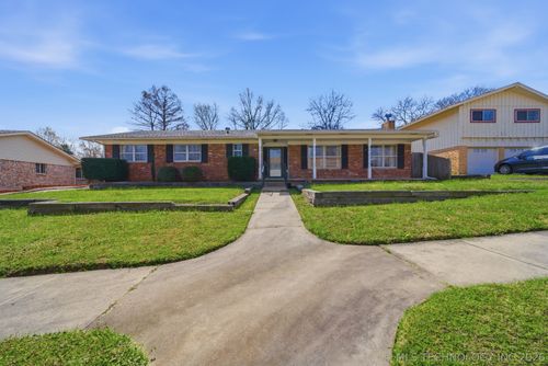 5728 E 62nd St, Tulsa, OK, 74136-2713 | Card Image