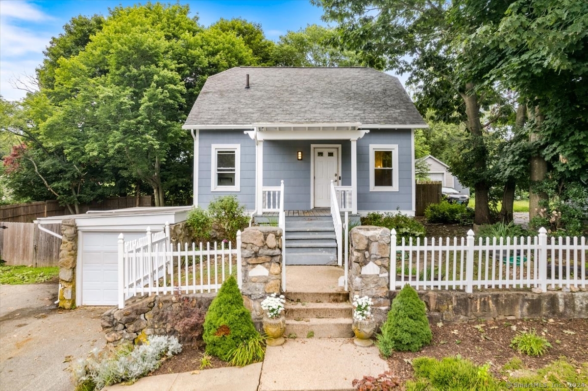 Vivian St, Waterford, CT 06385