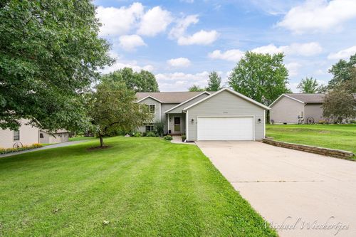 6998 Riverwood Dr, Belding, MI, 48809-8577 | Card Image