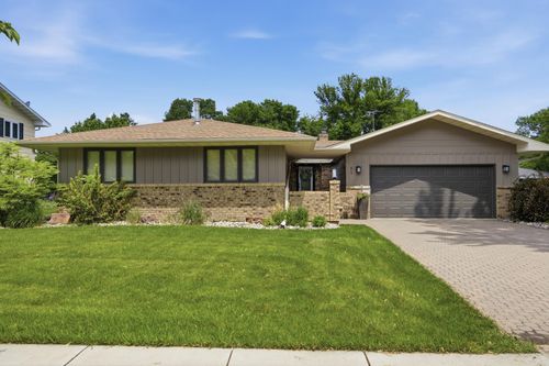 86 35th Avenue Ne, Fargo, ND, 58102 | Card Image