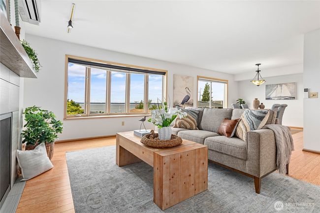 More bay views, looking towards the dining room. | Image 5