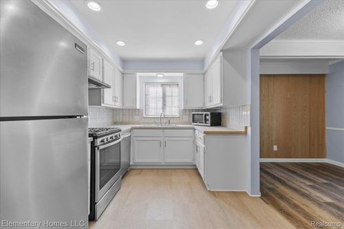 23086 Melrose Ave, Eastpointe, MI, 48021-1754 | Card Image