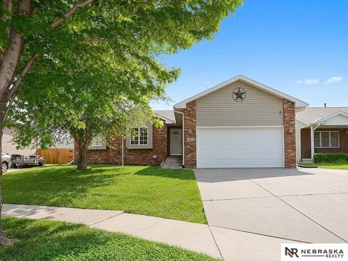 1601 Blackhawk Cir, Lincoln, NE, 68521-9081 | Card Image