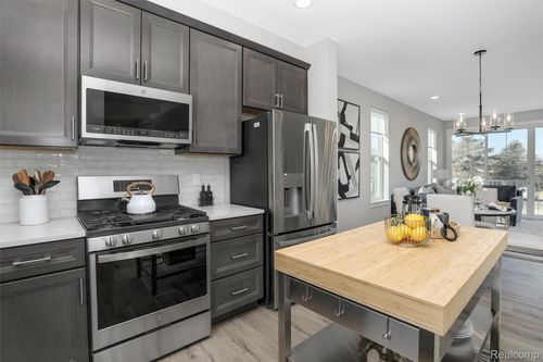 55-20720 Van Antwerp St, Harper Woods, MI, 48225-1404 | Card Image