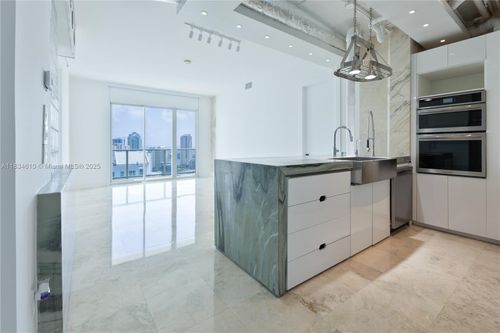 ph-208-1155 Brickell Bay Dr, Miami, FL, 33131-3243 | Card Image