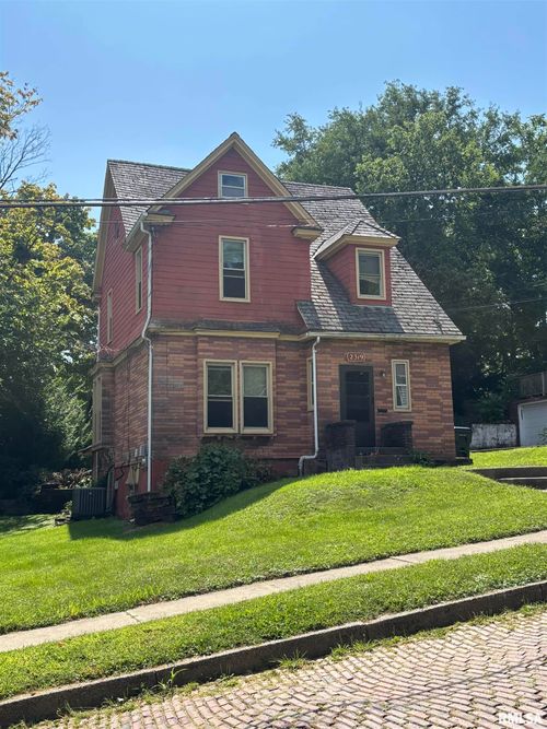 2319 East St, Davenport, IA, 52803-3325 | Card Image