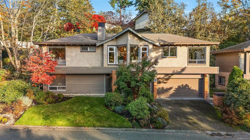 21-909 Carolwood Dr, Saanich, BC, V8X3T9 | Card Image