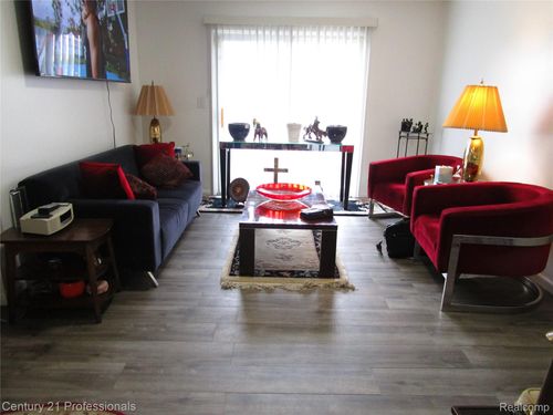 10020 Allen Pointe Dr, Allen Park, MI, 48101-1785 | Card Image