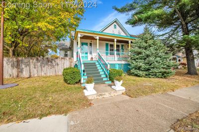 564 Plum Street, Home with 2 bedrooms, 2 bathrooms and null parking in Wyandotte MI | Image 1