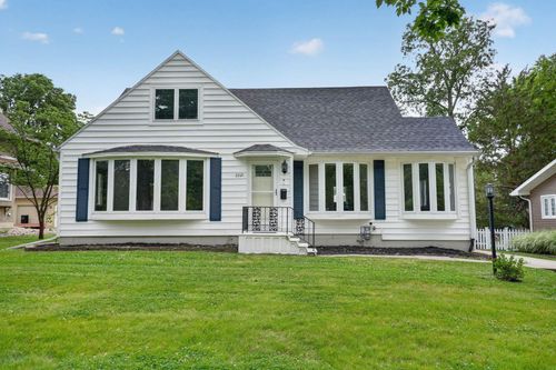 2221 Grand Blvd, Cedar Falls, IA, 50613-4762 | Card Image