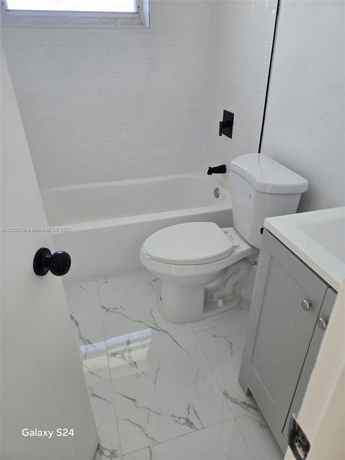 17-1000 W 28 St, Hialeah, FL, 33010 | Card Image
