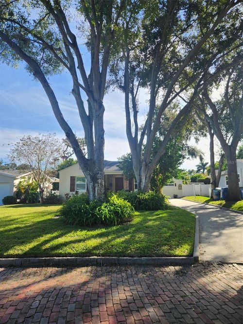 734 37th Ave N, St Petersburg, FL, 33704-1252 | Card Image